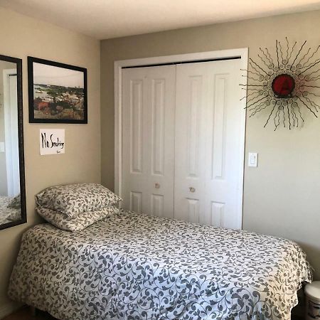 Mabuhay Lakeside Manor Panzió Yellowknife Kültér fotó