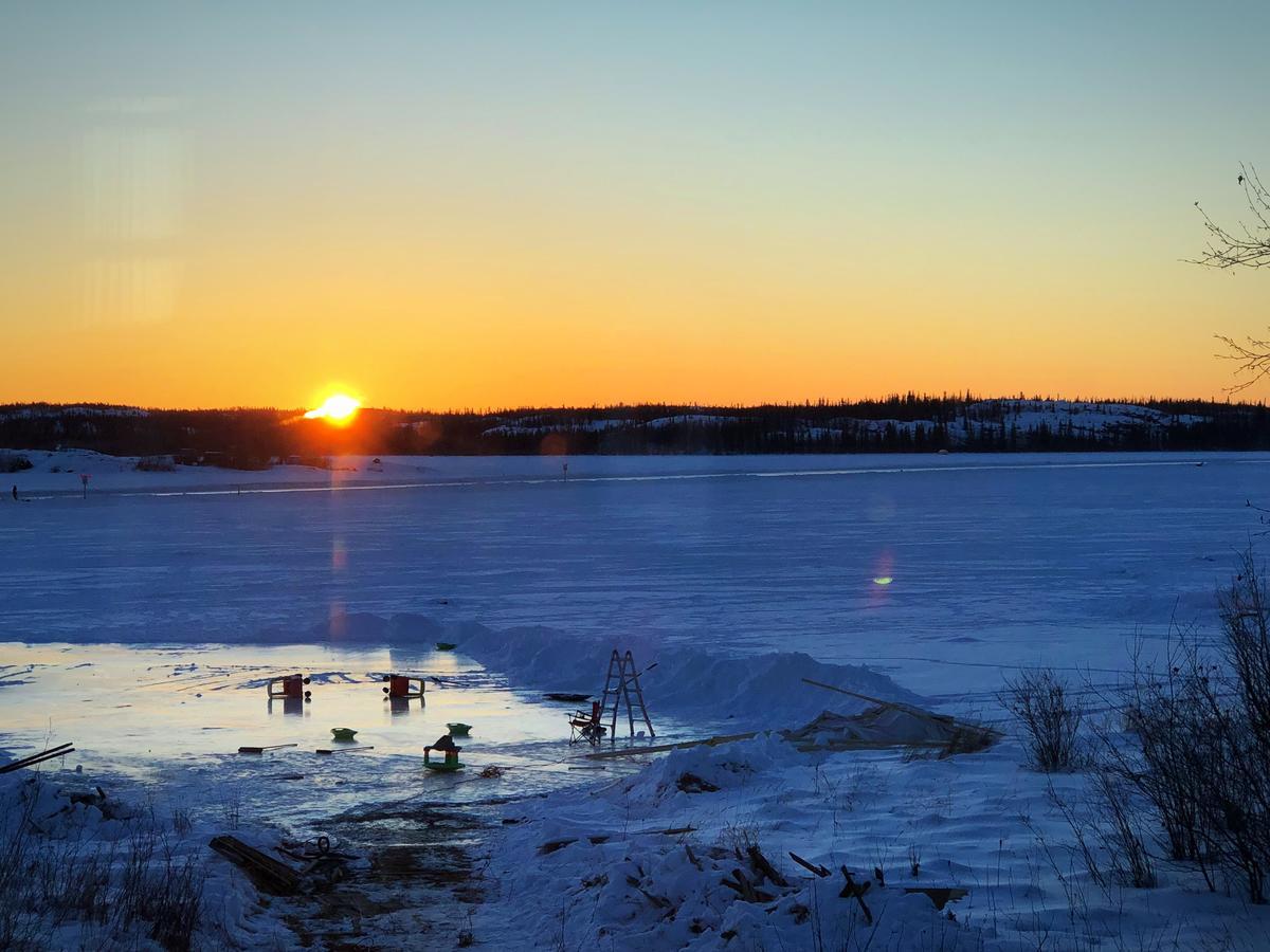Mabuhay Lakeside Manor Panzió Yellowknife Kültér fotó