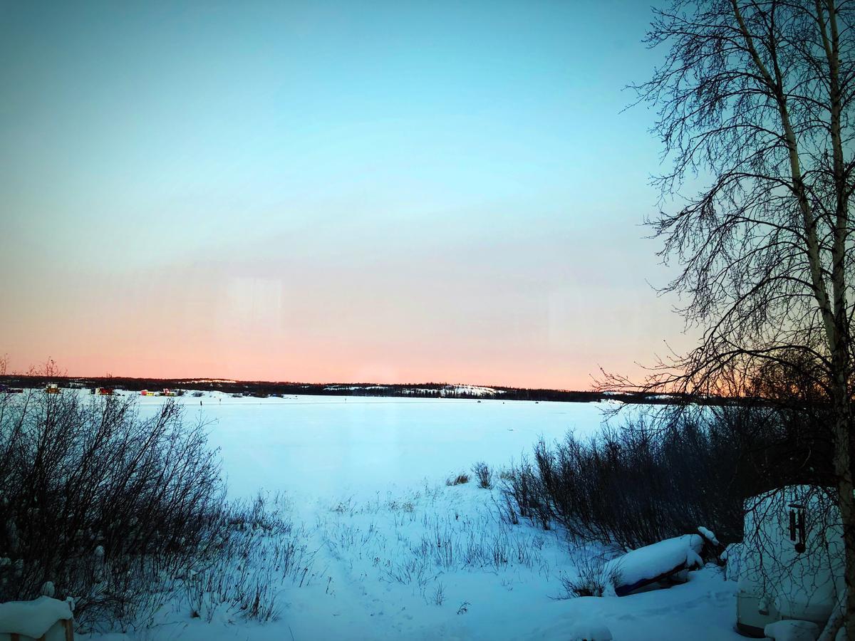 Mabuhay Lakeside Manor Panzió Yellowknife Kültér fotó
