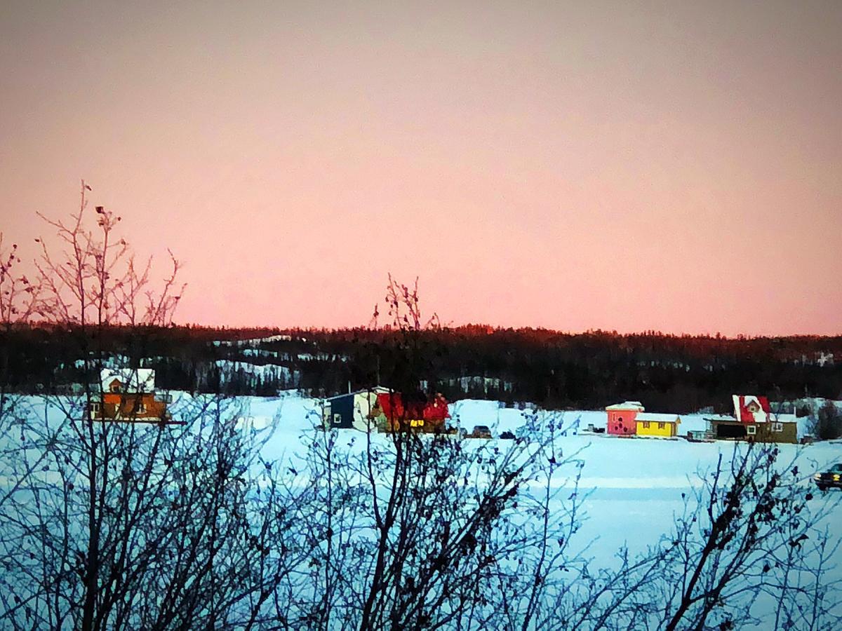 Mabuhay Lakeside Manor Panzió Yellowknife Kültér fotó