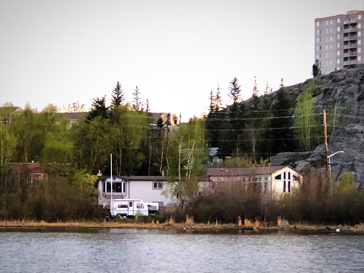Mabuhay Lakeside Manor Panzió Yellowknife Kültér fotó